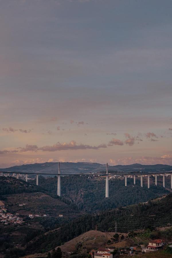 Mw Douro Wine & Spa サンタ・マルタ・デ・ペナギアン エクステリア 写真 View of the bridge from the observation deck