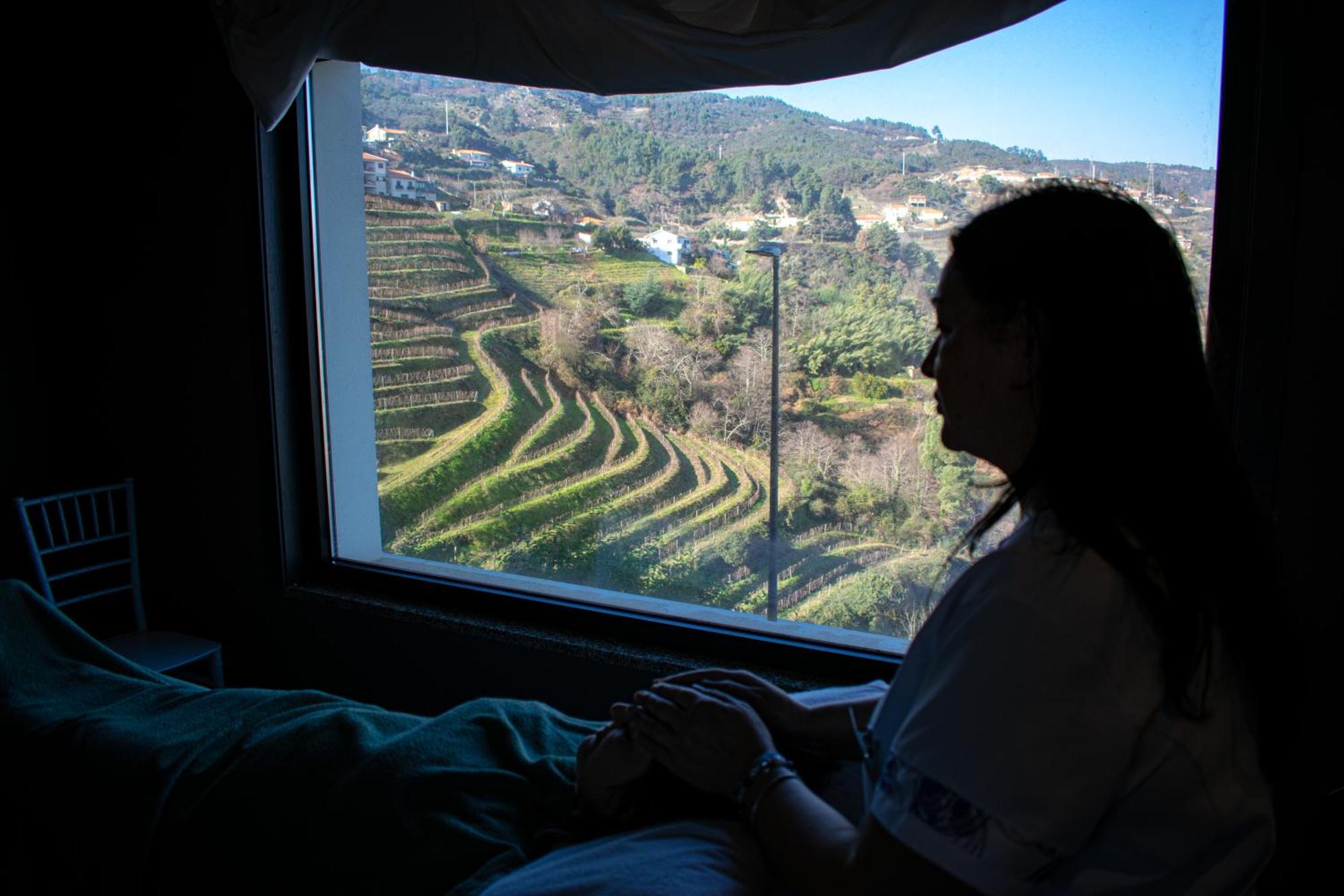Mw Douro Wine & Spa サンタ・マルタ・デ・ペナギアン エクステリア 写真 A woman looking out of a window