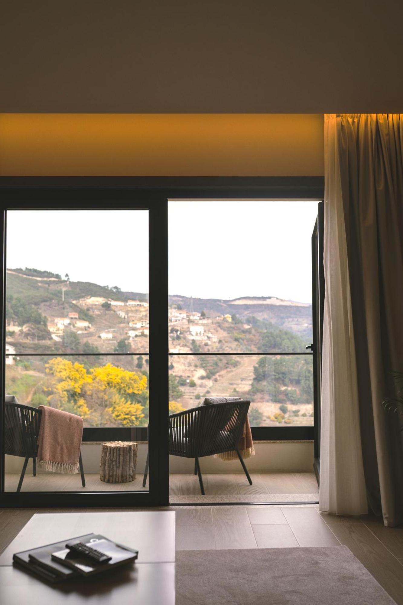 Mw Douro Wine & Spa サンタ・マルタ・デ・ペナギアン エクステリア 写真 View of the village from the hotel